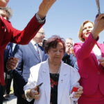 20.05.2018 Końskie. Nadanie imienia Przemysława Gosiewskiego rondu u zbiegu ulic Warszawskiej i Staszica. Jadwiga Gosiewska, matka Przemysława Gosiewskiego / Jarosław Kubalski / Radio Kielce