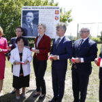 20.05.2018 Końskie. Nadanie imienia Przemysława Gosiewskiego rondu u zbiegu ulic Warszawskiej i Staszica. Poseł Anna Krupka, wojewoda Agata Wojtyszek, Jadwiga Gosiewska, europoseł Beata Gosiewska, senator Krzysztof Słoń, burmistrz Końskich Krzysztof Obratański i radny radny Wiesław Malicki / Jarosław Kubalski / Radio Kielce