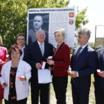20.05.2018 Końskie. Nadanie imienia Przemysława Gosiewskiego rondu u zbiegu ulic Warszawskiej i Staszica. Poseł Anna Krupka, Jadwiga Gosiewska, wojewoda Agata Wojtyszek, radny Wiesław Malicki, europoseł Beata Gosiewska, senator Krzysztof Słoń i burmistrz Końskich Krzysztof Obratański / Jarosław Kubalski / Radio Kielce