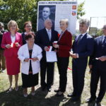 20.05.2018 Końskie. Nadanie imienia Przemysława Gosiewskiego rondu u zbiegu ulic Warszawskiej i Staszica. Poseł Anna Krupka, Jadwiga Gosiewska, wojewoda Agata Wojtyszek, radny Wiesław Malicki, europoseł Beata Gosiewska, senator Krzysztof Słoń i burmistrz Końskich Krzysztof Obratański / Jarosław Kubalski / Radio Kielce