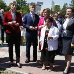 20.05.2018 Końskie. Nadanie imienia Przemysława Gosiewskiego rondu u zbiegu ulic Warszawskiej i Staszica. Europoseł Beata Gosiewska, senator Krzysztof Słoń, poseł Anna Krupka, Jadwiga Gosiewska i wojewoda Agata Wojtyszek / Jarosław Kubalski / Radio Kielce