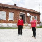 Polacy ratujący Żydów. Wanda Laskowska, żona Juliana Laskowskiego i Grażyna Spaczyńska, córka Juliana Laskowskiego przed domem w Młodzawach Dużych 23.05.2018 / Jarosław Kubalski / Radio Kielce