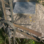 Kurhan upamiętniający powstańców listopadowych znajduje się tuż przy drodze krajowej nr 74 w Jałowęsach / Emilia Sitarska / Radio Kielce