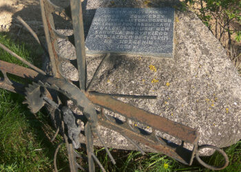 Kurhan upamiętniający powstańców listopadowych znajduje się tuż przy drodze krajowej nr 74 w Jałowęsach / Emilia Sitarska / Radio Kielce