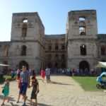 Zamek Krzyżtopór w Ujeździe każdego roku odwiedza około 160 tysięcy turystów / Emilia Sitarska / Radio Kielce