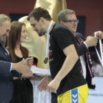 Finał Pucharu Polski piłkarzy ręcznych: PGE Vive Kielce - Azoty Puławy. Michał Jurecki przyjmuje gratulacje od prezesa ZPRP Andrzeja Kraśnickiego / Krzysztof Bujnowicz / Radio Kielce