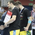 Finał Pucharu Polski piłkarzy ręcznych: PGE Vive Kielce - Azoty Puławy. Dekoracja zawodników PGE Vive / Krzysztof Bujnowicz / Radio Kielce