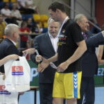 Finał Pucharu Polski piłkarzy ręcznych: PGE Vive Kielce - Azoty Puławy. Dekoracja zawodników PGE Vive / Krzysztof Bujnowicz / Radio Kielce