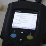 07.05.2018 Kielce. UJK. Instytut Matematyczno - Przyrodniczy. Badania wody z Silnicy / Mateusz Kaczmarczyk / Radio Kielce