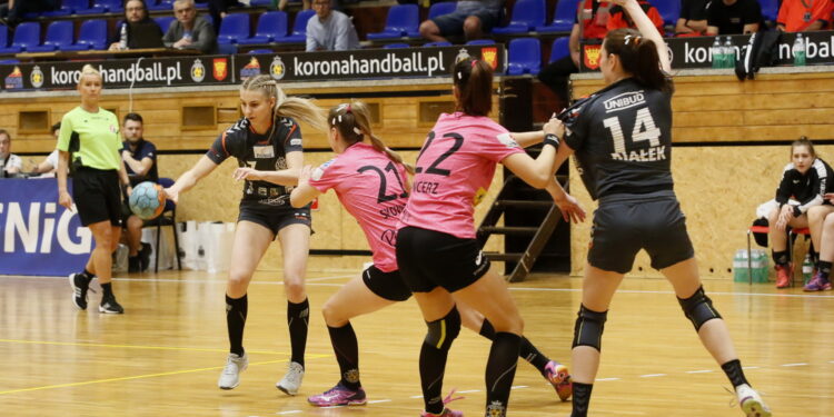 29. kolejka PGNiG Superligi Kobiet: Korona Handball Kielce - UKS PCM Kościerzyna / Marzena Mąkosa / Radio Kielce