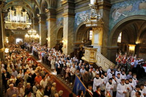 Bazylika Katedralna. Msza rozpoczynająca uroczystości 227. rocznicy uchwalenia Konstytucji 3 Maja / Marzena Mąkosa / Radio Kielce