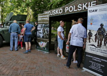 Stoisko WOT na pikniku z okazji uroczystości 227. rocznicy uchwalenia Konstytucji 3 Maja / Marzena Mąkosa / Radio Kielce