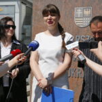 Konferencja prasowa Kukiz'15 przed urzędem marszałkowskim. Na zdjęciu: Dorota Jarońska - zastępca prezesa świętokrzyskiego Stowarzyszenia Kukiz'15, Magdalena Fogiel - Litwinek - prezes świętokrzyskiego Stowarzyszenia Kukiz'15 i Łukasz Matanek - radny  / Marzena Mąkosa / Radio Kielce
