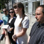 Konferencja prasowa Kukiz'15 przed urzędem marszałkowskim. Na zdjęciu: Jacek Ciepiński - radny, Dorota Jarońska - zastępca prezesa świętokrzyskiego Stowarzyszenia Kukiz'15, Magdalena Fogiel - Litwinek - prezes świętokrzyskiego Stowarzyszenia Kukiz'15 i Łukasz Matanek - radny  / Marzena Mąkosa / Radio Kielce