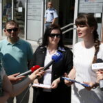 Konferencja prasowa Kukiz'15 przed urzędem marszałkowskim. Na zdjęciu: Jacek Ciepiński - radny, Dorota Jarońska - zastępca prezesa świętokrzyskiego Stowarzyszenia Kukiz'15 i Magdalena Fogiel - Litwinek - prezes świętokrzyskiego Stowarzyszenia Kukiz'15 / Marzena Mąkosa / Radio Kielce