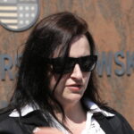 Konferencja prasowa Kukiz'15 przed urzędem marszałkowskim. Dorota Jarońska - zastępca prezesa świętokrzyskiego Stowarzyszenia Kukiz'15 / Marzena Mąkosa / Radio Kielce