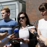 Konferencja prasowa Kukiz'15 przed urzędem marszałkowskim. Dorota Jarońska - zastępca prezesa świętokrzyskiego Stowarzyszenia Kukiz'15 i Magdalena Fogiel - Litwinek - prezes świętokrzyskiego Stowarzyszenia Kukiz'15 / Marzena Mąkosa / Radio Kielce