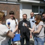 Konferencja prasowa Kukiz'15 przed urzędem marszałkowskim. Zakłócanie przebiegu konferencji przez ochronę z Urzędu Marszałkowskiego / Marzena Mąkosa / Radio Kielce