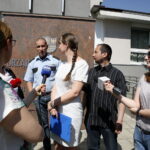 Konferencja prasowa Kukiz'15 przed urzędem marszałkowskim. Zakłócanie przebiegu konferencji przez ochronę z Urzędu Marszałkowskiego / Marzena Mąkosa / Radio Kielce