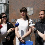 Konferencja prasowa Kukiz'15 przed urzędem marszałkowskim. Na zdjęciu: Dorota Jarońska - zastępca prezesa świętokrzyskiego Stowarzyszenia Kukiz'15, Magdalena Fogiel - Litwinek - prezes świętokrzyskiego Stowarzyszenia Kukiz'15 i Łukasz Matanek - radny / Marzena Mąkosa / Radio Kielce