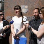 Konferencja prasowa Kukiz'15 przed urzędem marszałkowskim. Na zdjęciu: Dorota Jarońska - zastępca prezesa świętokrzyskiego Stowarzyszenia Kukiz'15, Magdalena Fogiel - Litwinek - prezes świętokrzyskiego Stowarzyszenia Kukiz'15 i Łukasz Matanek - radny / Marzena Mąkosa / Radio Kielce