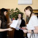 Konferencja prasowa Kukiz'15 przed urzędem marszałkowskim. Złożenie wniosku o odwołanie ze stanowiska Jacka Kowalczyka dyrektora Departamentu Promocji, Edukacji, Kultury, Sportu i Turystyki Urzędu Marszałkowskiego Województwa Świętokrzyskiego. Na zdjęciu: Magdalena Fogiel - Litwinek - prezes świętokrzyskiego Stowarzyszenia Kukiz'15 / Marzena Mąkosa / Radio Kielce