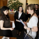 Konferencja prasowa Kukiz'15 przed urzędem marszałkowskim. Złożenie wniosku o odwołanie ze stanowiska Jacka Kowalczyka dyrektora Departamentu Promocji, Edukacji, Kultury, Sportu i Turystyki Urzędu Marszałkowskiego Województwa Świętokrzyskiego. Na zdjęciu: Magdalena Fogiel - Litwinek - prezes świętokrzyskiego Stowarzyszenia Kukiz'15 / Marzena Mąkosa / Radio Kielce