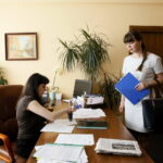 Konferencja prasowa Kukiz'15 przed urzędem marszałkowskim. Złożenie wniosku o odwołanie ze stanowiska Jacka Kowalczyka dyrektora Departamentu Promocji, Edukacji, Kultury, Sportu i Turystyki Urzędu Marszałkowskiego Województwa Świętokrzyskiego. Na zdjęciu: Magdalena Fogiel - Litwinek - prezes świętokrzyskiego Stowarzyszenia Kukiz'15 / Marzena Mąkosa / Radio Kielce