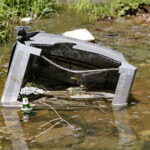 Zanieczyszczona rzeka Silnica przy ulicy Karczunek / Marzena Mąkosa / Radio Kielce