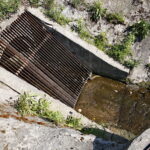 Zanieczyszczona rzeka Silnica przy ulicy Karczunek / Marzena Mąkosa / Radio Kielce