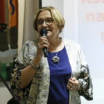 Wernisaż prac Kiki Szaszkiewiczowej „Obrazy Szydełkiem Malowane” w Instytucie Kultury Spotkania i Dialogu przy ul. Planty 7. Na zdjęciu: Wanda Szaszkiewicz - synowa autorki / Marzena Mąkosa / Radio Kielce