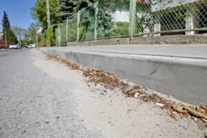 Zanieczyszczone piachem kieleckie ulice / Marzena Mąkosa / Radio Kielce