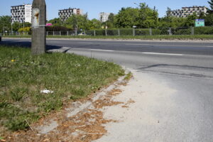 Zanieczyszczone piachem kieleckie ulice / Marzena Mąkosa / Radio Kielce