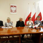 Konferencja dotycząca organizacji 16 Świętokrzyskich Dni Profilaktyki. Mariusz Pasek - pełnomocnik wojewody ds. uzależnień, AIDS i HIV, Teresa Daszkowska - pełnomocnik wojewody ds. rodziny, ks. prof. zw. dr hab. Jan Śledzianowski, Agata Wojtyszek - wojewoda świętokrzyski, Krzysztof Słoń - senator RP i Tomasz Pleban - świętokrzyski wicekurator oświaty / Marzena Mąkosa / Radio Kielce