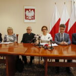 Konferencja dotycząca organizacji 16 Świętokrzyskich Dni Profilaktyki. Mariusz Pasek - pełnomocnik wojewody ds. uzależnień, AIDS i HIV, Teresa Daszkowska - pełnomocnik wojewody ds. rodziny, ks. prof. zw. dr hab. Jan Śledzianowski, Agata Wojtyszek - wojewoda świętokrzyski, Krzysztof Słoń - senator RP i Tomasz Pleban - świętokrzyski wicekurator oświaty / Marzena Mąkosa / Radio Kielce