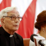 Konferencja dotycząca organizacji 16 Świętokrzyskich Dni Profilaktyki. Ks. prof. zw. dr hab. Jan Śledzianowski i Agata Wojtyszek - wojewoda świętokrzyski / Marzena Mąkosa / Radio Kielce