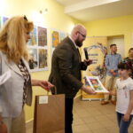 Wręczenie nagród i prezentacja prac z konkursu plastycznego "Z literaturą wśród zwierząt" w Miejskiej Bibliotece Publicznej na ulicy Jana Nowaka - Jeziorańskiego / Marzena Mąkosa / Radio Kielce