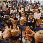 Wręczenie nagród i prezentacja prac z konkursu plastycznego "Z literaturą wśród zwierząt" w Miejskiej Bibliotece Publicznej na ulicy Jana Nowaka - Jeziorańskiego / Marzena Mąkosa / Radio Kielce