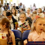 Wręczenie nagród i prezentacja prac z konkursu plastycznego "Z literaturą wśród zwierząt" w Miejskiej Bibliotece Publicznej na ulicy Jana Nowaka - Jeziorańskiego / Marzena Mąkosa / Radio Kielce