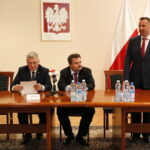 Podsumowanie I edycji Świętokrzyskiej Olimpiady Wiedzy Konsumenckiej organizowanej przez Wojewódzki Inspektorat Inspekcji Handlowej w Kielcach. Na zdjęciu: Andrzej Bętkowski - wicewojewoda świętokrzyski, Marek Niechciał - prezes Urzędu Ochrony Konkurencji i Konsumentów i Paweł Faryna - Świętokrzyski Wojewódzki Inspektor Inspekcji Handlowej / Marzena Mąkosa / Radio Kielce