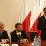 Podsumowanie I edycji Świętokrzyskiej Olimpiady Wiedzy Konsumenckiej organizowanej przez Wojewódzki Inspektorat Inspekcji Handlowej w Kielcach. Na zdjęciu: Andrzej Bętkowski - wicewojewoda świętokrzyski, Marek Niechciał - prezes Urzędu Ochrony Konkurencji i Konsumentów i Paweł Faryna - Świętokrzyski Wojewódzki Inspektor Inspekcji Handlowej / Marzena Mąkosa / Radio Kielce