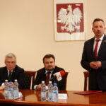 Podsumowanie I edycji Świętokrzyskiej Olimpiady Wiedzy Konsumenckiej organizowanej przez Wojewódzki Inspektorat Inspekcji Handlowej w Kielcach. Na zdjęciu: Andrzej Bętkowski - wicewojewoda świętokrzyski, Marek Niechciał - prezes Urzędu Ochrony Konkurencji i Konsumentów i Paweł Faryna - Świętokrzyski Wojewódzki Inspektor Inspekcji Handlowej / Marzena Mąkosa / Radio Kielce