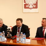 Podsumowanie I edycji Świętokrzyskiej Olimpiady Wiedzy Konsumenckiej organizowanej przez Wojewódzki Inspektorat Inspekcji Handlowej w Kielcach. Na zdjęciu: Andrzej Bętkowski - wicewojewoda świętokrzyski, Marek Niechciał - prezes Urzędu Ochrony Konkurencji i Konsumentów i Paweł Faryna - Świętokrzyski Wojewódzki Inspektor Inspekcji Handlowej / Marzena Mąkosa / Radio Kielce