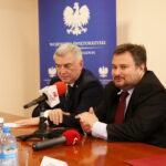 Podsumowanie I edycji Świętokrzyskiej Olimpiady Wiedzy Konsumenckiej organizowanej przez Wojewódzki Inspektorat Inspekcji Handlowej w Kielcach. Na zdjęciu: Andrzej Bętkowski - wicewojewoda świętokrzyski, Marek Niechciał - prezes Urzędu Ochrony Konkurencji i Konsumentów / Marzena Mąkosa / Radio Kielce