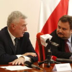 Podsumowanie I edycji Świętokrzyskiej Olimpiady Wiedzy Konsumenckiej organizowanej przez Wojewódzki Inspektorat Inspekcji Handlowej w Kielcach. Na zdjęciu: Andrzej Bętkowski - wicewojewoda świętokrzyski, Marek Niechciał - prezes Urzędu Ochrony Konkurencji i Konsumentów / Marzena Mąkosa / Radio Kielce