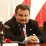 Podsumowanie I edycji Świętokrzyskiej Olimpiady Wiedzy Konsumenckiej organizowanej przez Wojewódzki Inspektorat Inspekcji Handlowej w Kielcach. Marek Niechciał - prezes Urzędu Ochrony Konkurencji i Konsumentów / Marzena Mąkosa / Radio Kielce