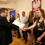 Podsumowanie I edycji Świętokrzyskiej Olimpiady Wiedzy Konsumenckiej organizowanej przez Wojewódzki Inspektorat Inspekcji Handlowej w Kielcach. Miejsce III - nagrodę odbiera Paulina Fiuk / Marzena Mąkosa / Radio Kielce