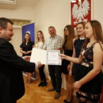 Podsumowanie I edycji Świętokrzyskiej Olimpiady Wiedzy Konsumenckiej organizowanej przez Wojewódzki Inspektorat Inspekcji Handlowej w Kielcach. Miejsce III - nagrodę odbiera Paulina Fiuk / Marzena Mąkosa / Radio Kielce