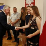 Podsumowanie I edycji Świętokrzyskiej Olimpiady Wiedzy Konsumenckiej organizowanej przez Wojewódzki Inspektorat Inspekcji Handlowej w Kielcach. Miejsce III - nagrodę odbiera Paulina Fiuk / Marzena Mąkosa / Radio Kielce