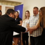 Podsumowanie I edycji Świętokrzyskiej Olimpiady Wiedzy Konsumenckiej organizowanej przez Wojewódzki Inspektorat Inspekcji Handlowej w Kielcach. Miejsce II - nagrodę odbiera Julia Dziuba / Marzena Mąkosa / Radio Kielce